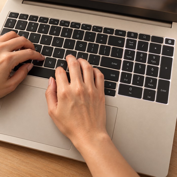 Backlit keyboard with number pad and touchpad of the HONOR MagicBook 16